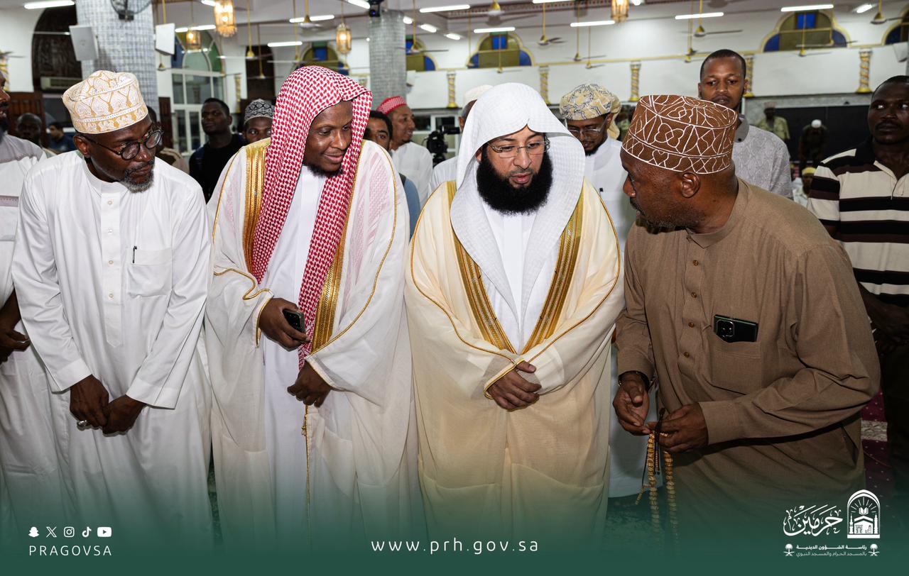 محاضرة علمية لفضيلة إمام المسجد الحرام الشيخ بدر التركي في في جامع امتورو بالعاصمة التنزانية دار السلام عن فضل القرآن وسبل حفظه